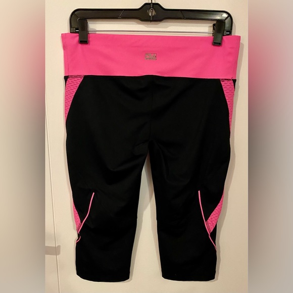 💰5/$25 Fila Black & Hot Pink Crop Leggings Size 8 - Picture 2 of 2